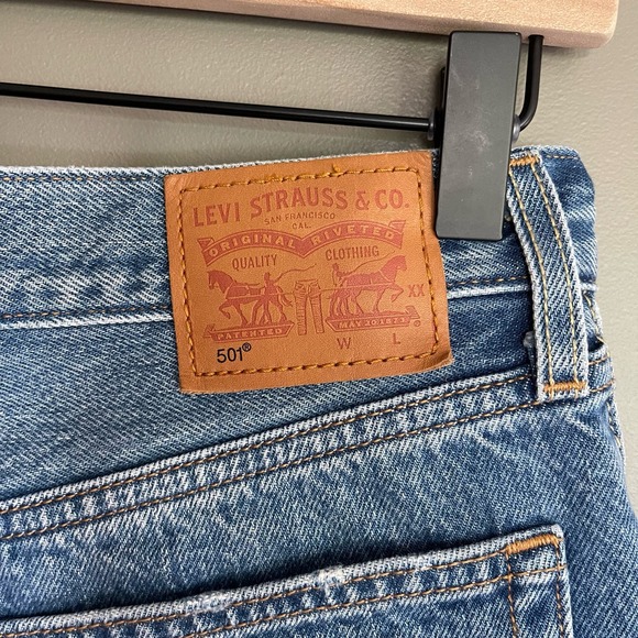 LEVI'S 501 Shorts Back To Your Heart Size 26 Cutoff Light Blue Rinse Distressed - Picture 15 of 16